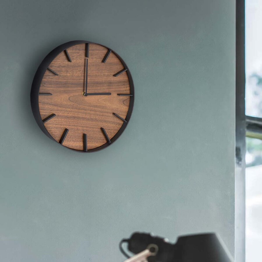 Yamazaki Wanduhr minimalistisch 26cm Metall Holz schwarz. Diese elegante Wanduhr verbindet japanische Ästhetik mit präziser Funktionalität.