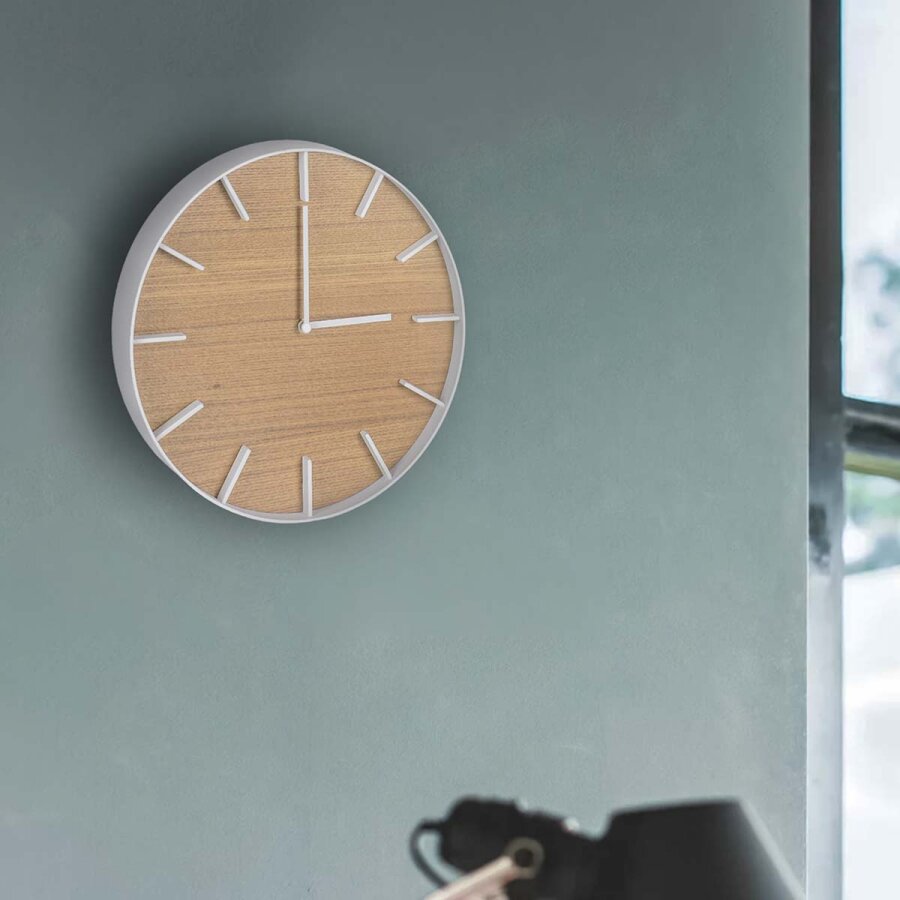 Yamazaki Wanduhr minimalistisch 26cm Metall Holz weiß. Ein heller Akzent für Ihre Wandgestaltung im zeitlosen skandinavischen Stil.