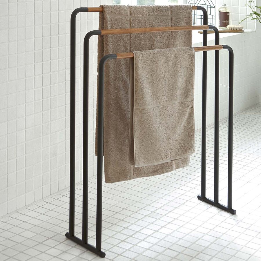 Yamazaki Handtuchhalter stehend platzsparend schmal Tower – Metall schwarz Dieser moderne Ständer sorgt für Ordnung in Ihrem kompakten Badezimmer.