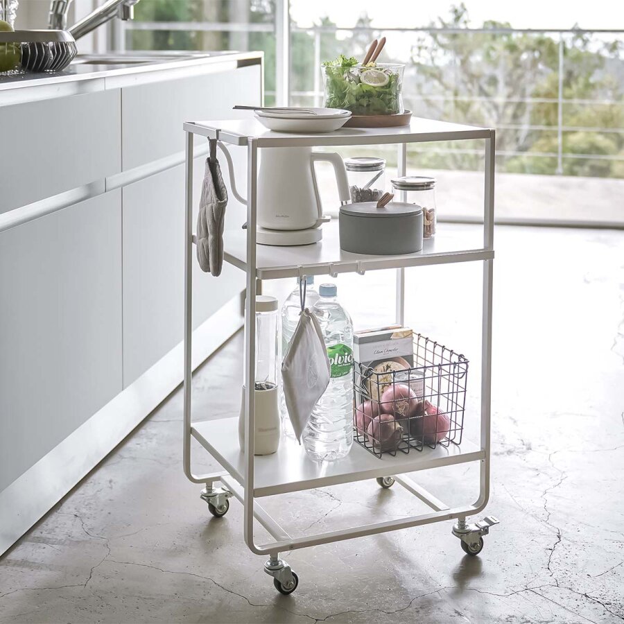 Yamazaki Küchenwagen mobil 3 Ebenen 38x49x81cm Metall weiß. Minimalistischer Servierwagen für helle Küchen – schafft Platz und Ordnung auf Rollen.