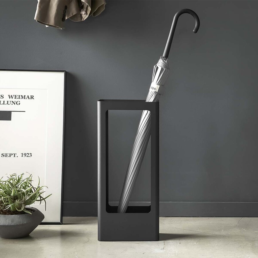 Yamazaki Schirmständer platzsparend 22x12x50cm Metall schwarz. Ein funktionaler Blickfang, der für trockene Böden und Ordnung in Ihrer Diele sorgt.