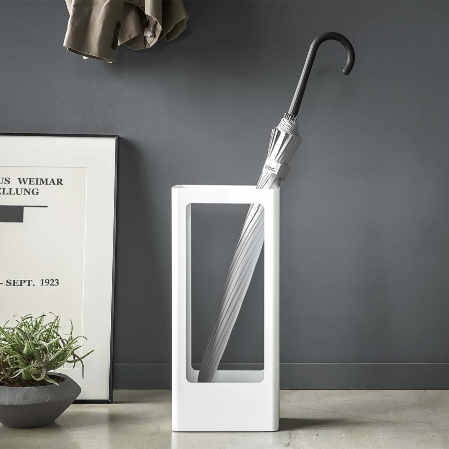 Yamazaki Schirmständer platzsparend 22x12x50cm Metall weiß. Minimalistisches Design für helle Eingangsbereiche – hält Ihren Boden trocken und sauber.