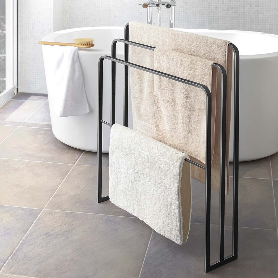 Yamazaki Handtuchständer platzsparend 70x81x14cm Metall schwarz. Ein funktionaler Blickfang für effiziente Textiltrocknung im modernen Badezimmer.