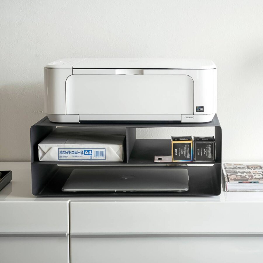 Yamazaki Druckerständer mit Rollen 48x37x19cm Metall schwarz. Mobiler Druckertisch mit Notebook-Fach und Papierablage für Ihr modernes Home-Office.