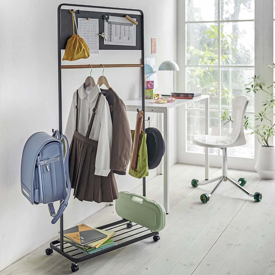 Yamazaki Kinder-Garderobenständer auf Rollen 135cm Tower schwarz. Die flexible und platzsparende Lösung für Ordnung im Kinderzimmer aus Metall.