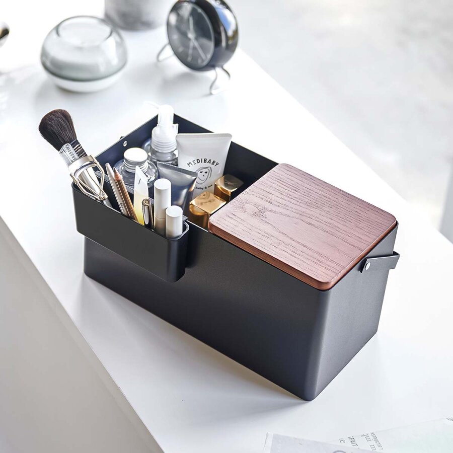 Yamazaki Kosmetikbox mit Spiegel 31x15x15cm Metall schwarz. Stilvoller Organizer für Ihr Makeup und Beauty-Utensilien im modernen Badezimmer.