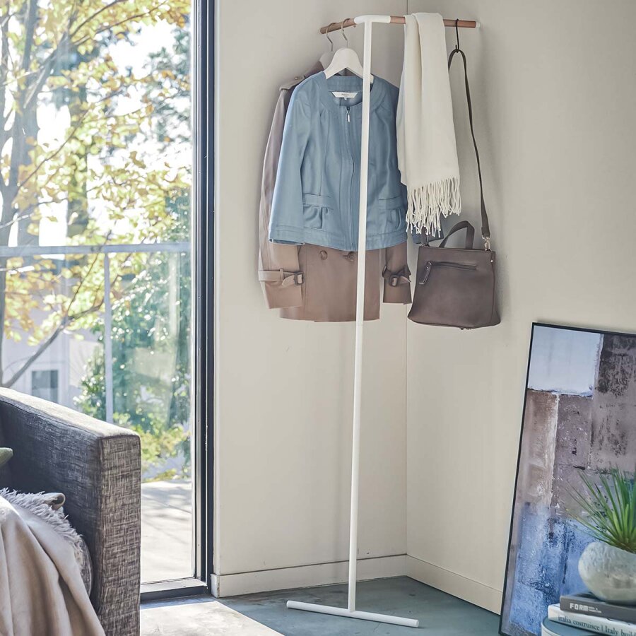 Yamazaki Eck-Garderobenständer platzsparend 160cm Metall weiß. Nutzen Sie ungenutzte Ecken in Ihrem Flur oder Schlafzimmer stilvoll und effizient.