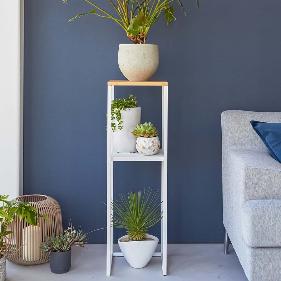 Yamazaki Pflanzenständer schlank 2 Ebenen 25x25x80cm Metall Holz weiß. Ein eleganter Beistelltisch für Ihre Pflanzen oder den Luftbefeuchter.
