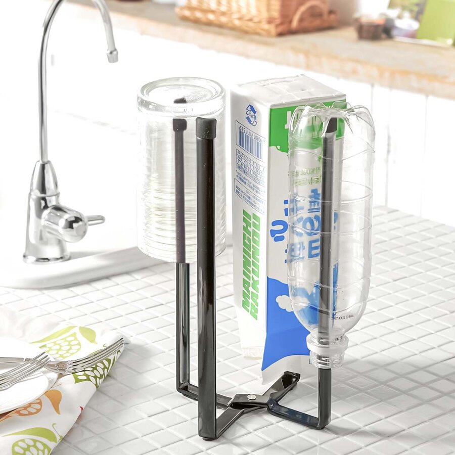 Yamazaki Flaschenständer zusammenklappbar Metall schwarz. Der flexible Abtropfständer für Babyflaschen und Gläser – hygienische Ordnung in der Küche.