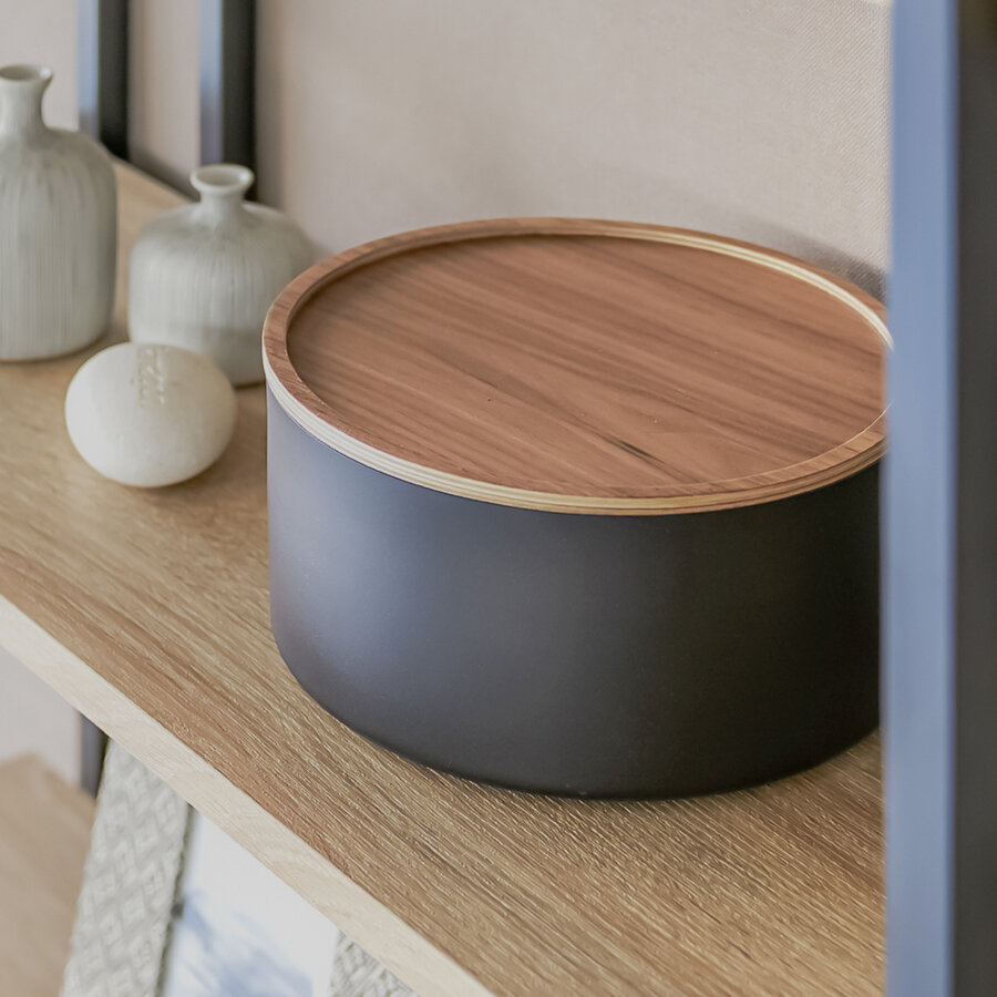 Yamazaki Aufbewahrungsbox rund 22x11cm Metall schwarz mit Holzdeckel. Stilvolle Aufbewahrung für Kaminanzünder oder Kleinteile im Wohnbereich.