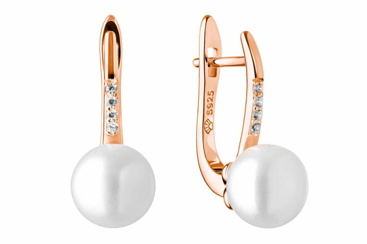 Gaura Pearls Perlenohrringe mit weißer Süßwasserperle (8–8,5 mm) & Zirkonia – Roségold 585 plattiert