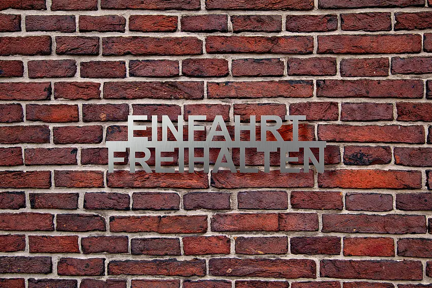 Schild aus Edelstahl mit dem Hinweis EINFAHRT FREIHALTEN