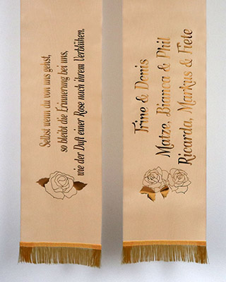 Trauerschleife 'Selbst wenn du von uns gehst, so bleibt die Erinnerung bei uns, wie der Duft einer Rose nach ihrem Verblühen.'