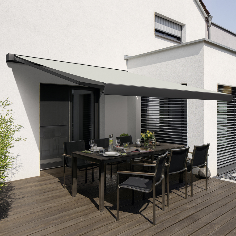 WAREMA Kassettenmarkise Terrea K50 | 5x3 m | Stoff: hellgrau | Gestell: Anthrazit | Bedienung: WMS Funkmotor inkl. Handsender