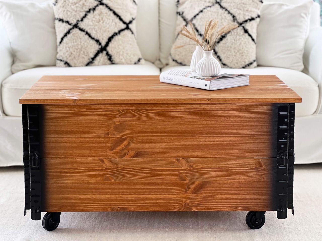 Vintage Truhentisch hellbraun XL aus massivem Kiefernholz auf Rollen