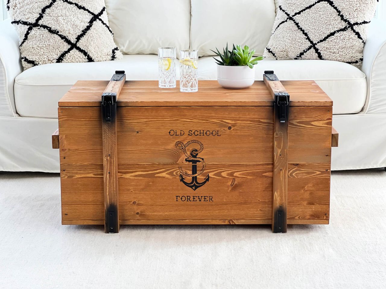 Holztruhe 'Old School' hellbraun Vintage-Look Eisenbeschläge