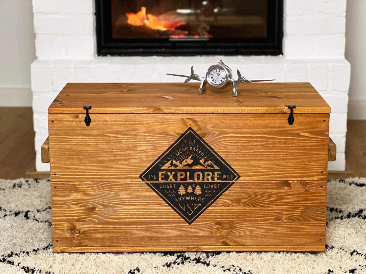 Holztruhe 'Explore' hellbraun im Vintage Look Metallbeschläge