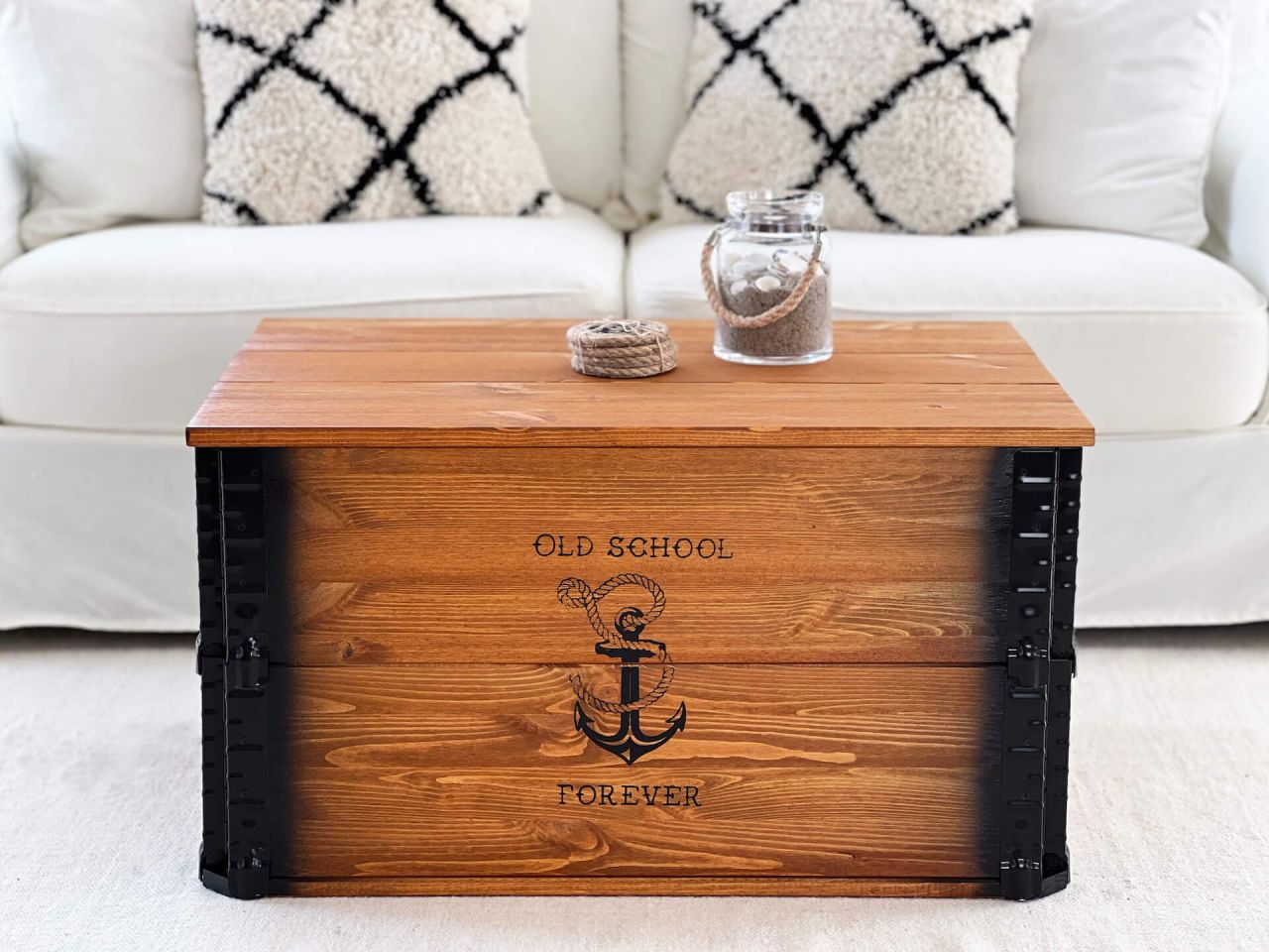 Holztruhe 'Old School' hellbraun massive Kiefer Vintage-Look