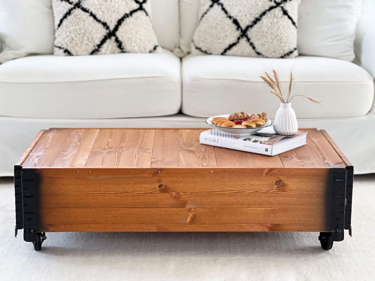 Vintage Couchtisch hellbraun aus massivem Holz mit Rollen