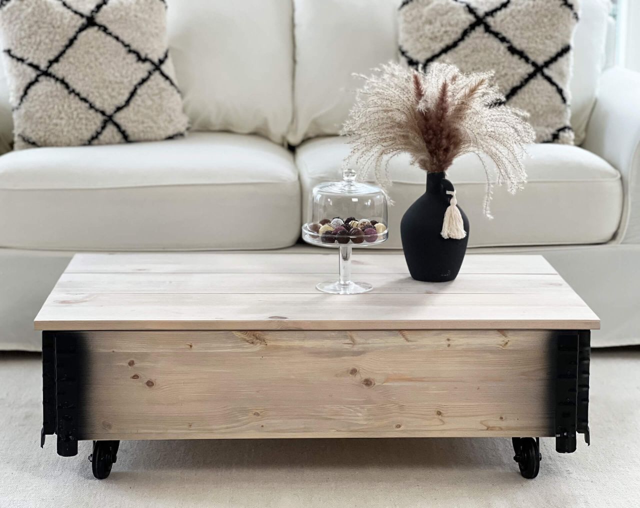 Truhentisch grau massiver Kiefernholz Couchtisch auf Rollen