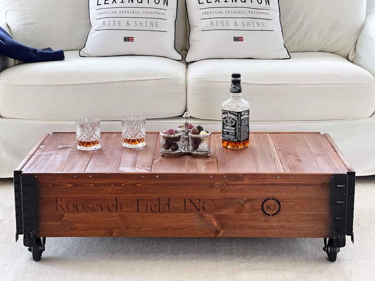 Vintage Couchtisch 'Roosevelt Field' dunkelbraun aus Holz mit Rollen