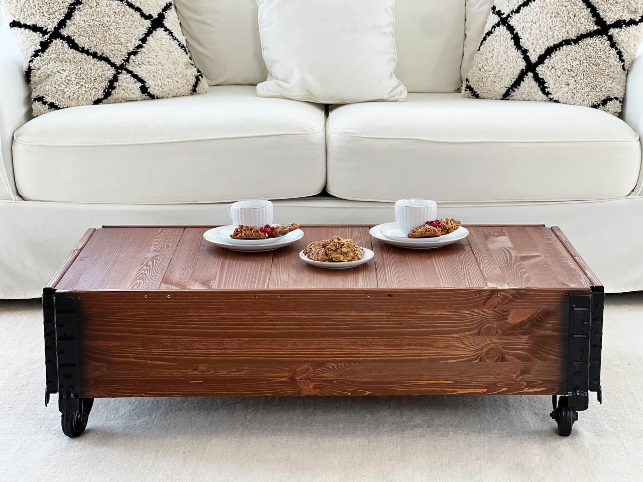 Vintage Couchtisch dunkelbraun aus massivem Holz mit Rollen