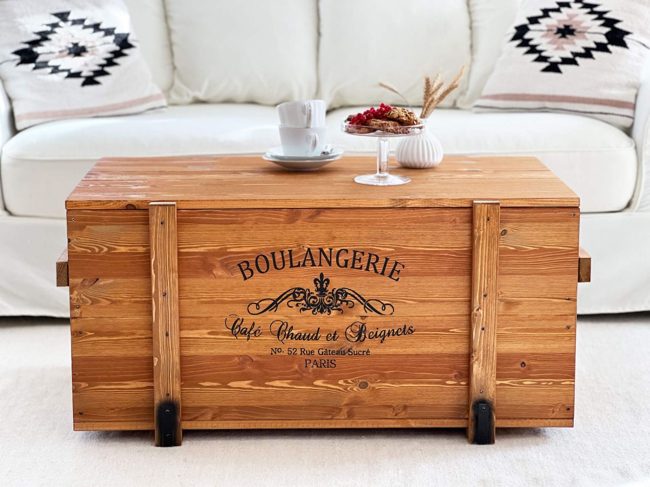 Holztruhe 'Boulangerie' hellbraun massiv Kiefernholz Vintage