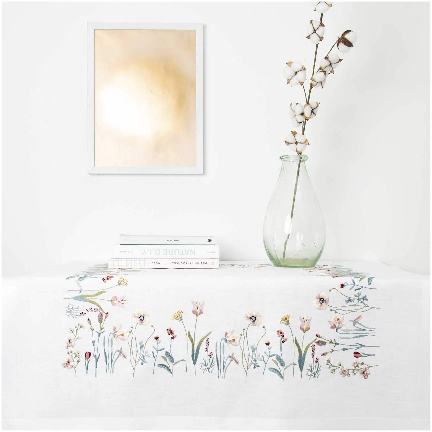 Rico Design Stickpackung Tischdecke Frühlingswiese 90x90cm
