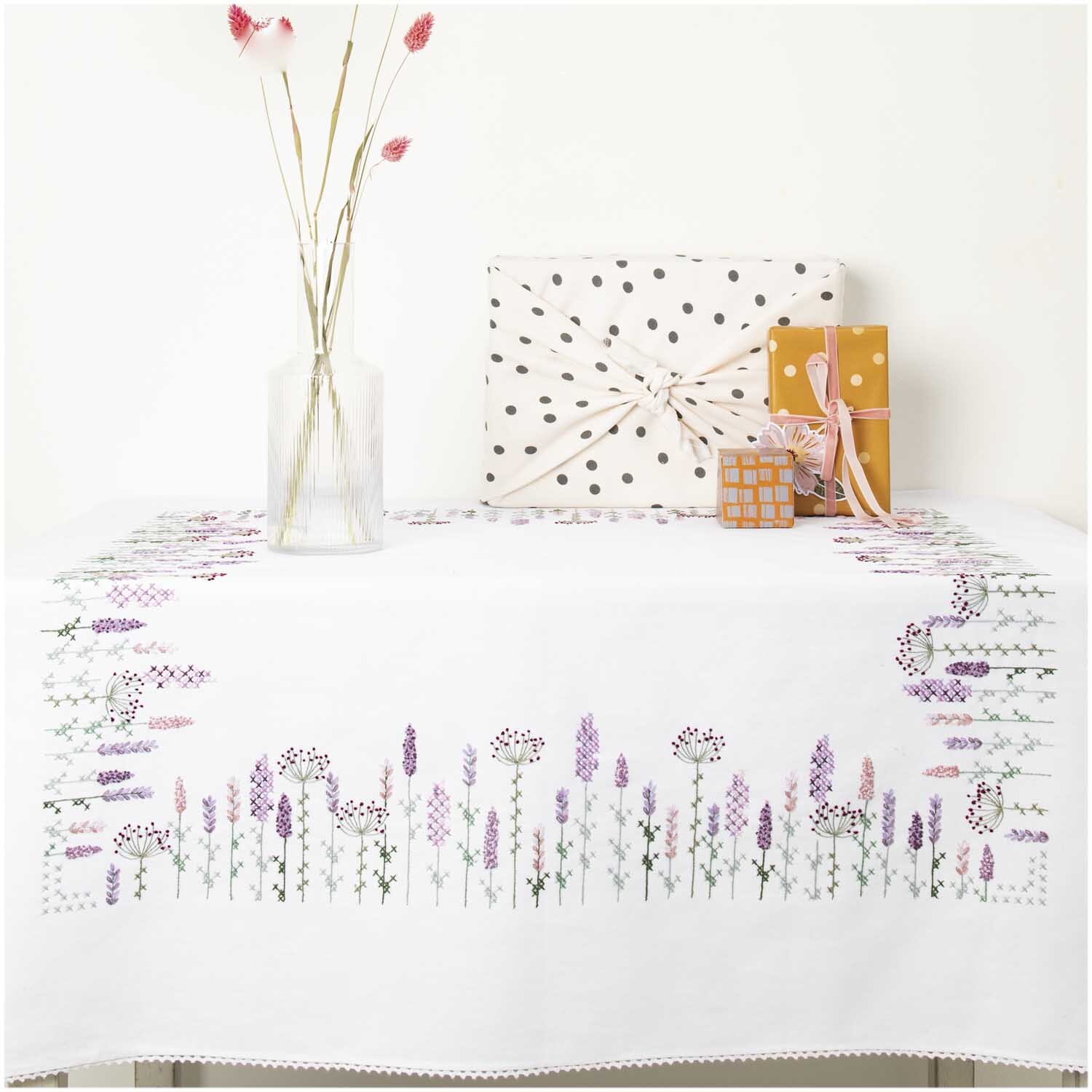 Rico Design Stickpackung Tischdecke Lavendelfeld 95x95cm