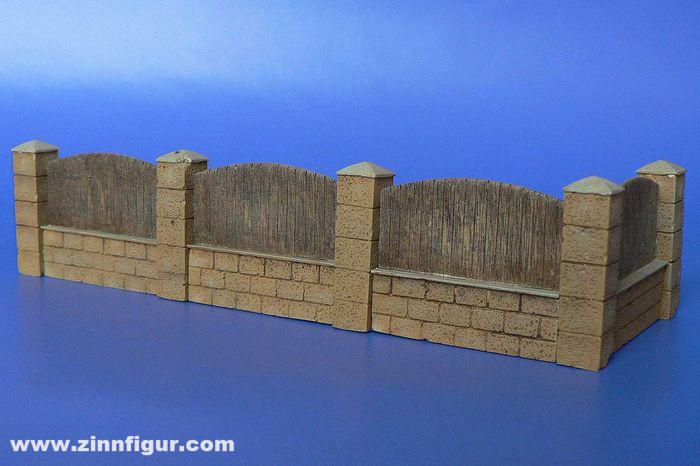 Hauler Mauer mit Zaun