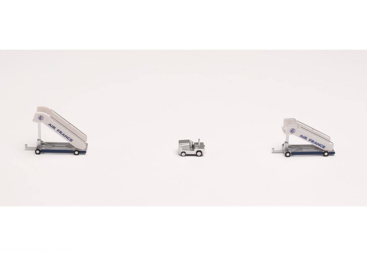 HERPA Miniaturmodelle Air France historic Passagier Treppen (2) mit Zugfahrzeug (1)