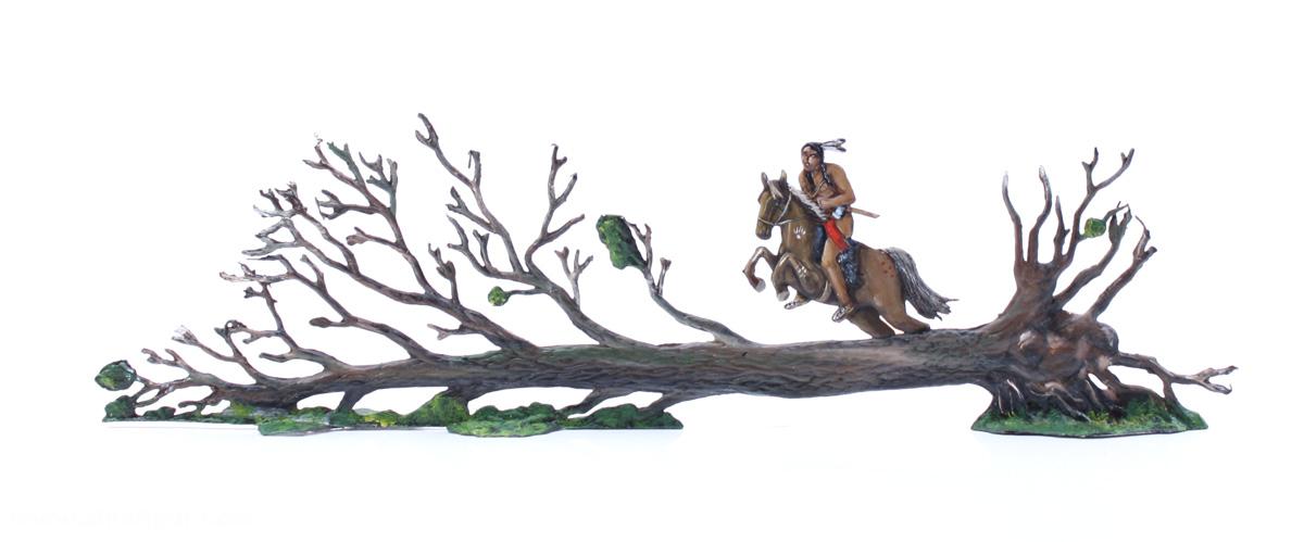 Berliner Zinnfiguren Indianer: Indianer zu Pferd über entwurzelten Baum springend (Gruppe)