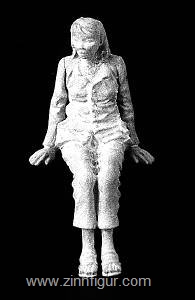 Andrea Miniatures Sitzendes Mädchen