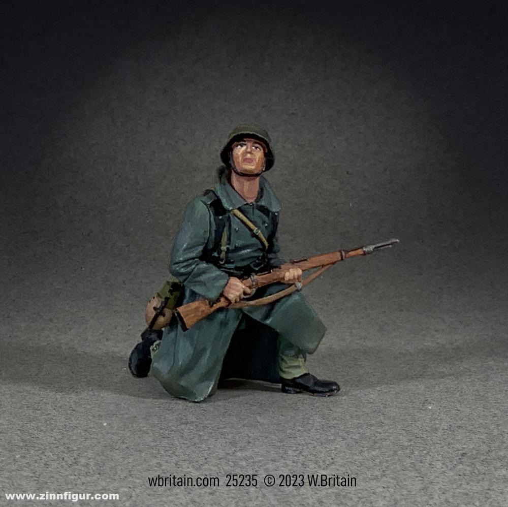 W. Britain Grenadier im Mantel - kniend