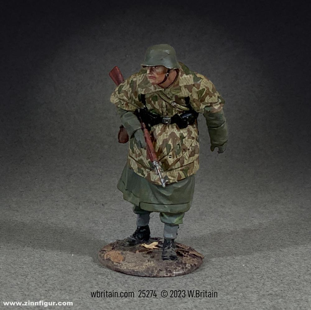 W. Britain Grenadier in Mantel & Zeltbahn - vorgehend - Winter 1944-45