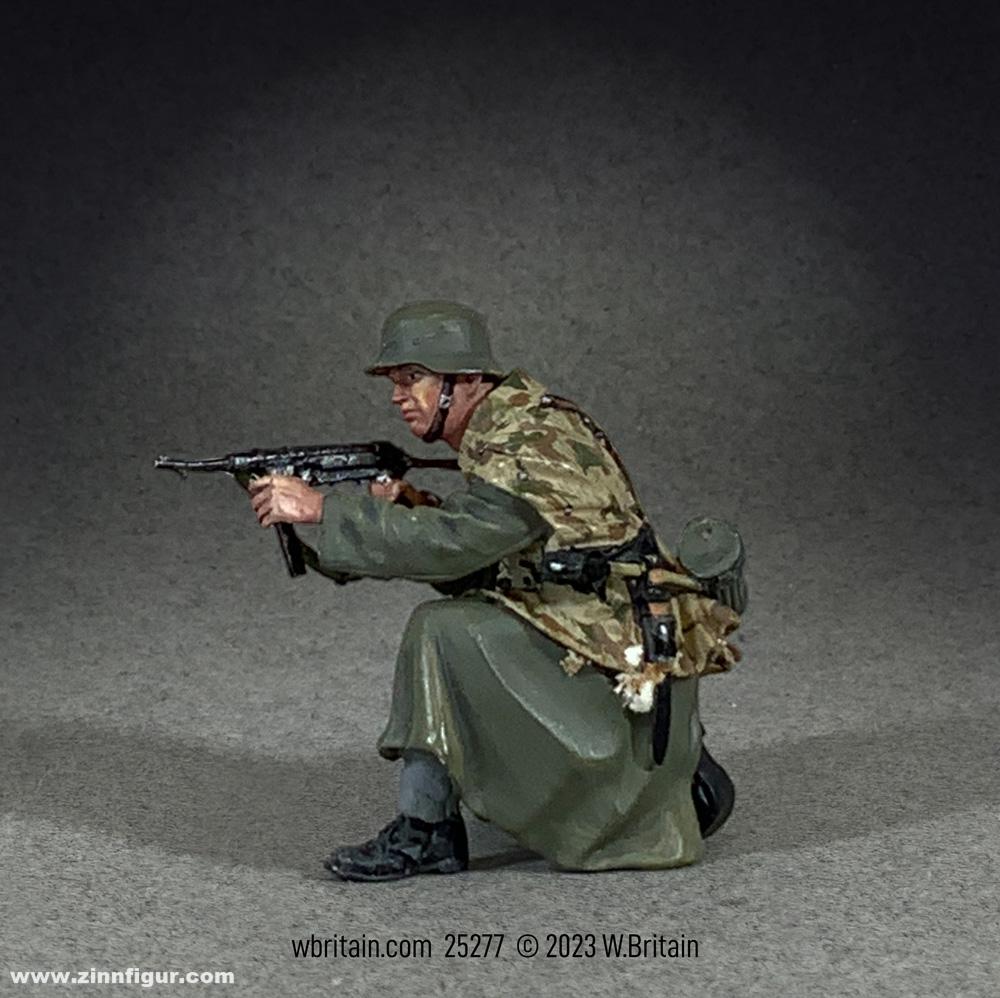 W. Britain Deutscher Grenadier mit MP40 kniend - in Zeltbahn und Mantel - Winter 1944-45