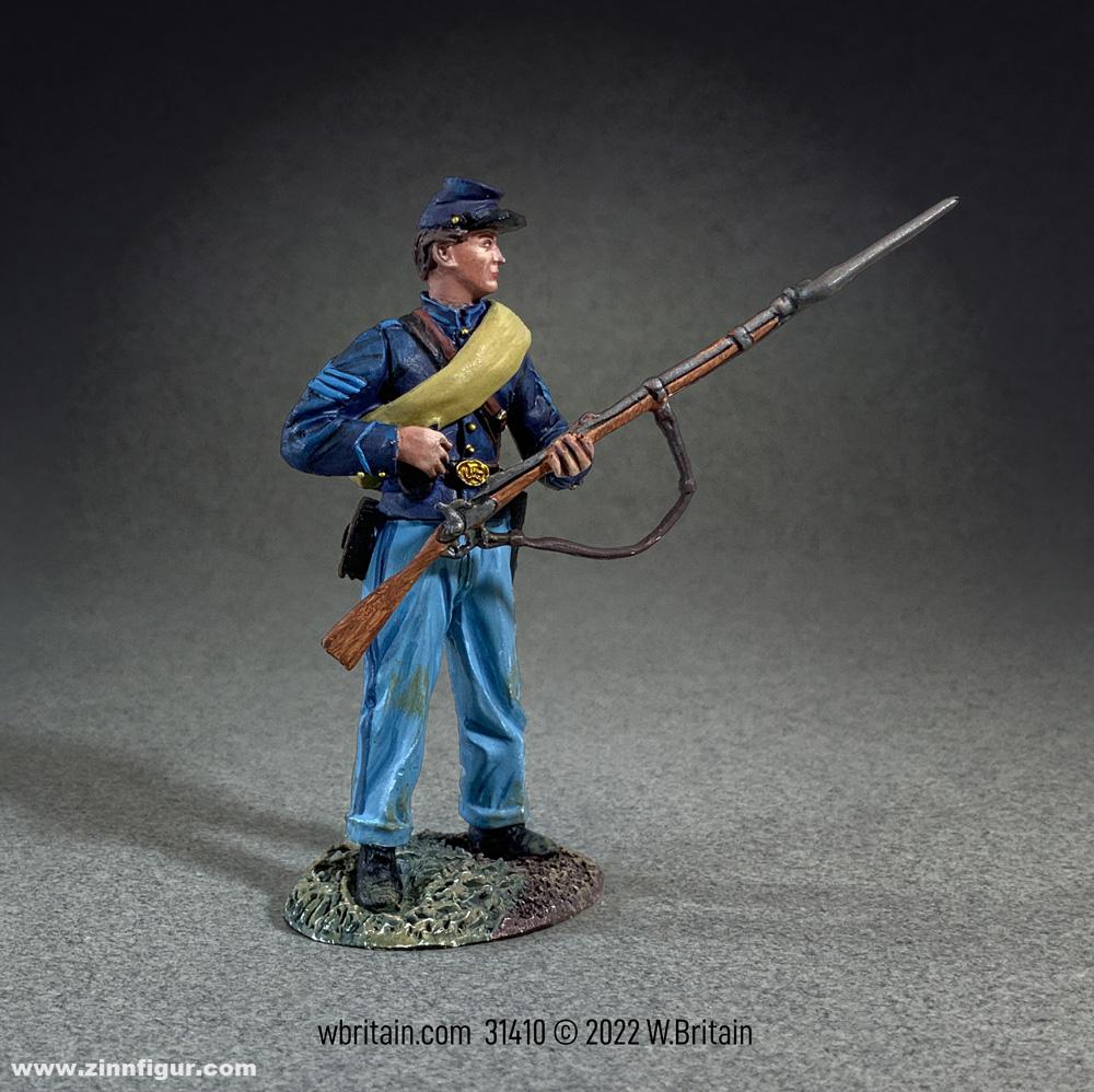 W. Britain Sergeant mit State Jacket - nach Zündhütchen greifend