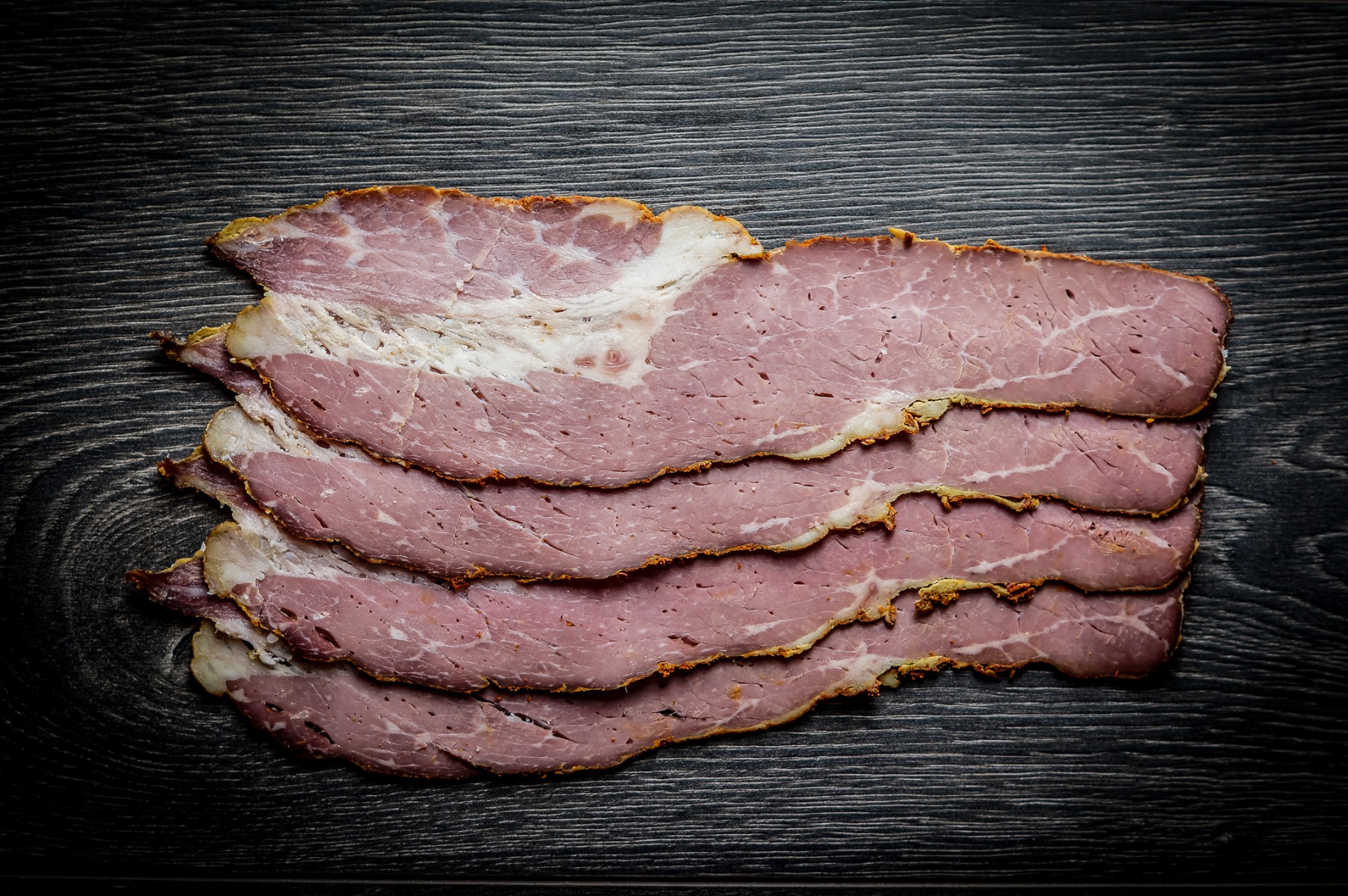 New York Pastrami nach Vorbild von Katz’s in New York. Scheiben, 12 Stunden gegart, in Buchenholz angeräuchert, fantastisch im Geschmack!