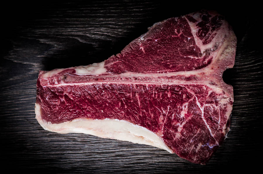 Premium Dry Aged T-Bone Steak, deutsche Färse, 28 Tage am Knochen gereift, sicher & gekühlt geliefert